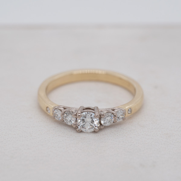 Gradient Side Diamond Ring