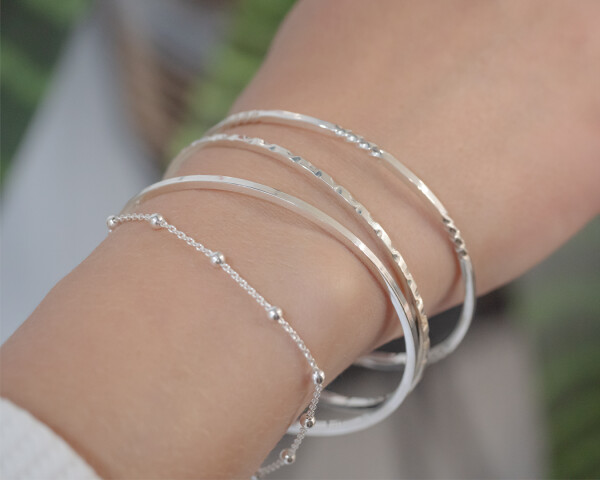 Bangles Stack Silver Square Profile 1080x1350